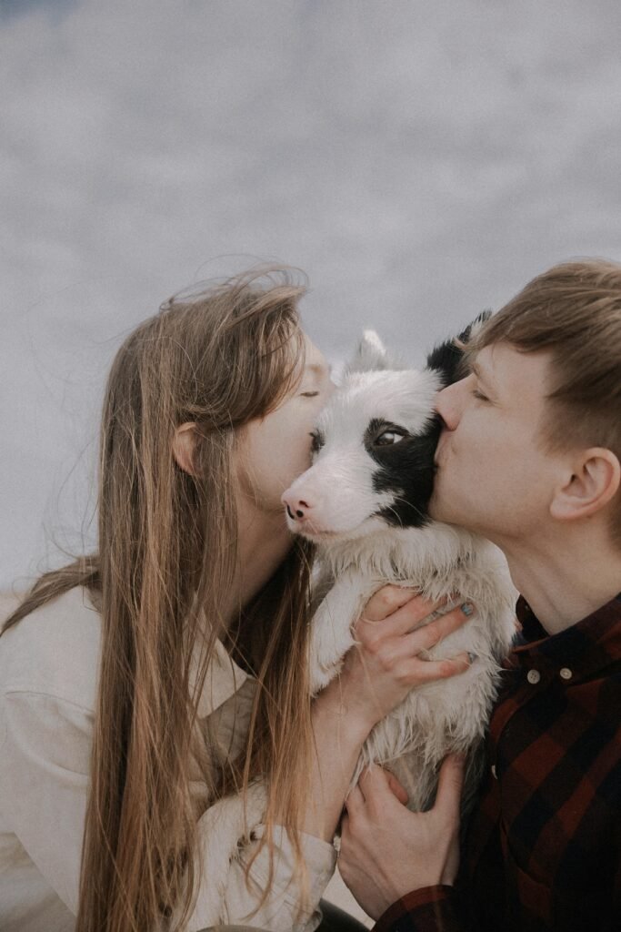 casal beijando cachorro